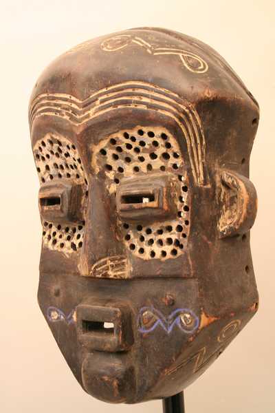 Luluwa(masque), d`afrique : Rép.démoncratique du Congo., statuette Luluwa(masque), masque ancien africain Luluwa(masque), art du Rép.démoncratique du Congo. - Art Africain, collection privées Belgique. Statue africaine de la tribu des Luluwa(masque), provenant du Rép.démoncratique du Congo., 1202/4466.Beau et imposant masque Luluwa H.48cmx 30cm.Il est utilisé lors des rites 
d